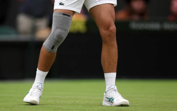 La rodillera gris de Novak Djokovic.