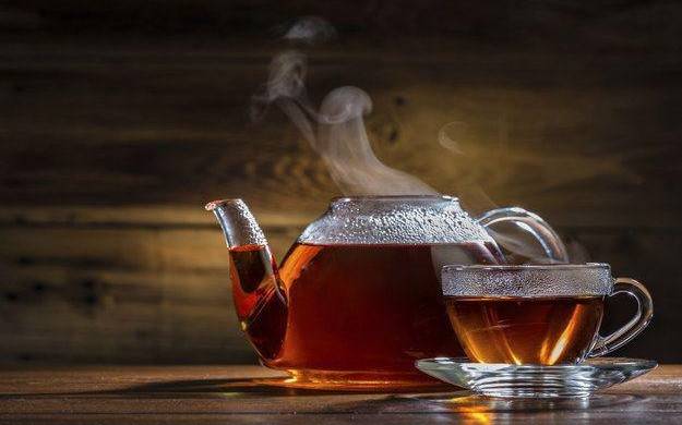El té negro posee múltiples beneficios como combatir los problemas estomacales y aumentar los aportes positivos.