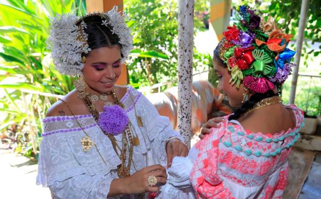 Aimee Tejada, una de las nietas de la familia Tejada González, luce una espectacular pollera de gala blanca.