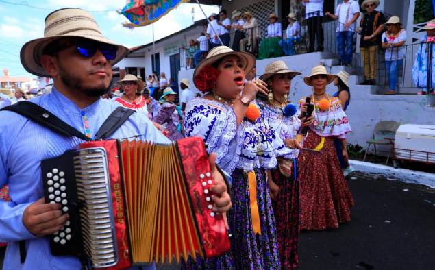 A las 1:37 de la tarde del 11 de enero, el rugir de los aplausos y los tambores marcan el inicio oficial del desfile de las Mil Polleras.