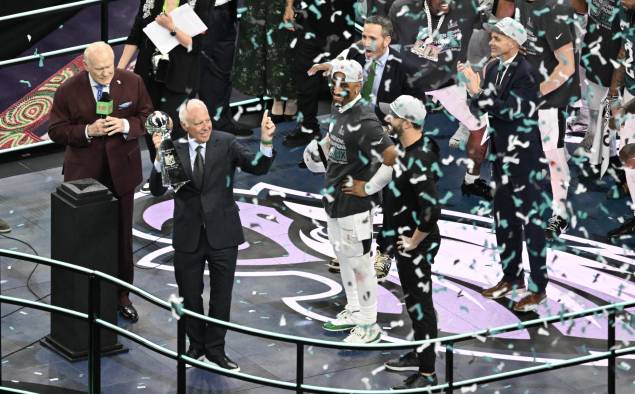 El propietario, presidente y CEO de los Philadelphia Eagles, Jeffrey Lurie, sostiene el Trofeo Lombardi al final del Super Bowl LIX,