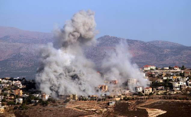 Columna de humo tras un ataque aéreo israelí sobre la villa de Khiam, cerca de la frontera con Israel, en el sur del Líbano.