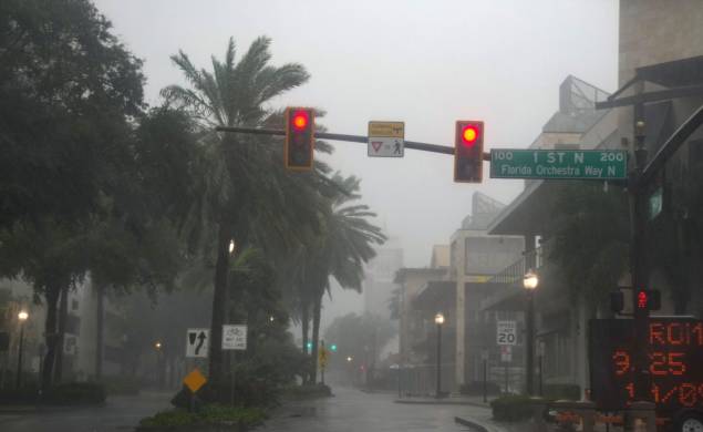 En el centro de la ciudad, uno de los únicos hoteles que permanece abierto se ha convertido en un refugio para quienes no han querido abandonar Sarasota.