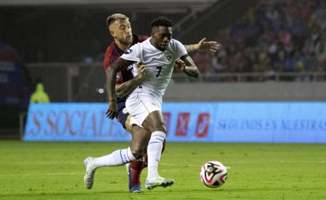 José Luis Rodríguez (der.) durante el juego frente a Costa Rica.