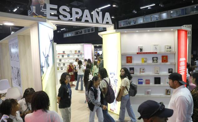 Personas visitan el pabellón de España en la XX Feria Internacional del Libro en el centro de convenciones ATLAPA, este jueves en Ciudad de Panamá.