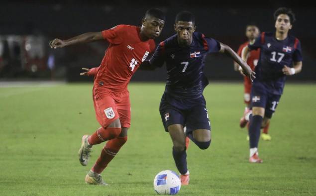 Shayron Stewart (i), de Panamá, disputa un balón con Luis López, de R. Dominicana, en un partido de la tercera fecha del Grupo G de las eliminatorias sub-17 de Concacaf en la Ciudad de Panamá.