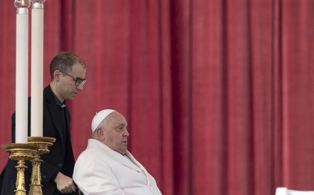 El papa llegó el viernes al hospital Gemelli con poco aliento a causa de dificultades respiratorias.