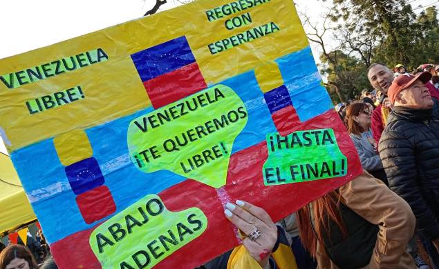 Una mujer sostiene un cartel en una concentración de ciudadanos venezolanos con motivo de las elecciones presidenciales en Venezuela, el 28 de julio de 2024, en Buenos Aires.