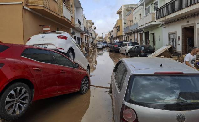 Vista general de una de las calles de La Alcudia tras las inundaciones provocadas por las intensas lluvias de la fuerte dana que afecta especialmente el sur y el este de la península ibérica.