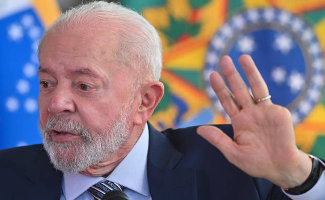 El presidente Lula da Silva habla durante una entrevista con periodistas de agencias de noticias internacionales este lunes en el Palacio de la Alvorada en Brasilia.