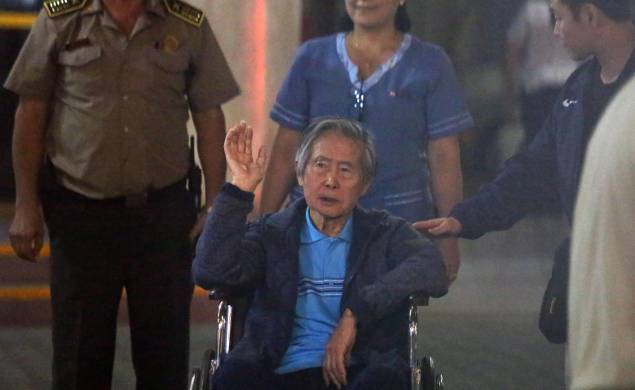 Fotografía de archivo fechada el 4 de enero de 2018 que muestra al expresidente peruano Alberto Fujimori (c), a su salida de la clínica Centenario de Lima.