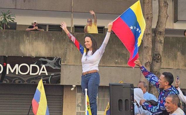 Fotografía tomada de una publicación en la cuenta oficial de la red social X de la líder opositora de Venezuela María Corina Machado donde aparece en una protesta este jueves, en Caracas.