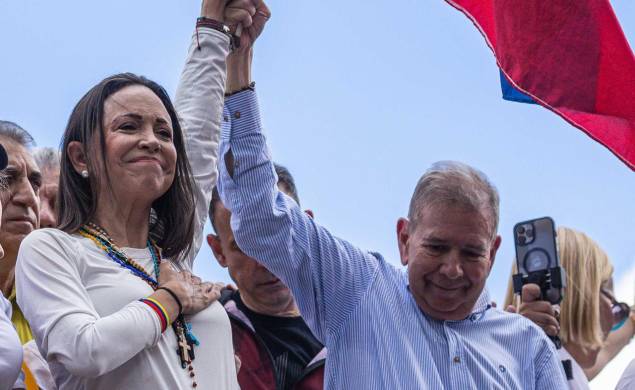 La líder opositora venezolana María Corina Machado (i) y el candidato a la presidencia de Venezuela Edmundo González Urrutia (d) enarbolan la bandera de su país este martes 30 de julio de 2024 en una manifestación de apoyo en Caracas.