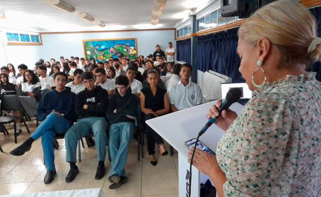 La periodista María Teresa Patiño presenta el libro en el colegio San Agustín de David.