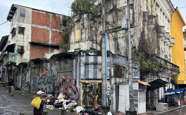 Ruina de la antigua Sociedad Española de Beneficencia en la avenida Central, ciudad de Panamá.