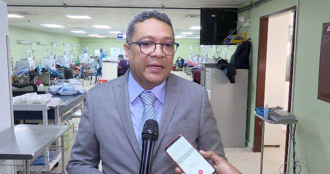 El director de la CSS, Dino Mon, durante su visita al Centro de Atención Integral para Pacientes Renales (CAIPAR), ubicado en la provincia de Colón.