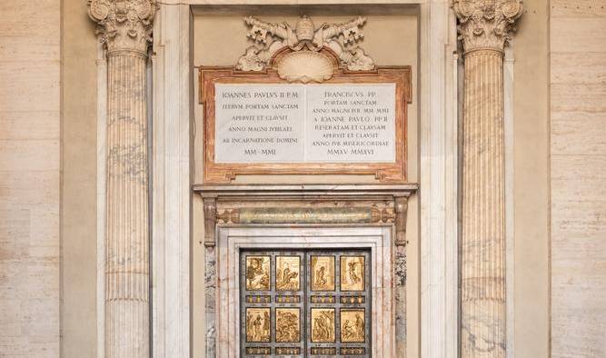 Puerta Santa de la Basílica de San Pedro, cerrada desde 2015.