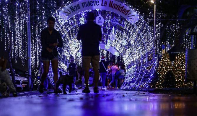 Jovenes disfrutan de las decoraciones en el Parque Urracá.