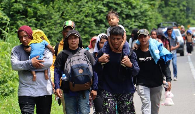 Migrantes caminan en caravana el 10 de agosto de 2024 en una carretera de Tapachula.