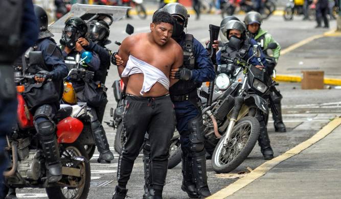 En Venezuela se reportan 12 muertos tras las manifestaciones en contra de la proclamación de Nicolás Maduro.