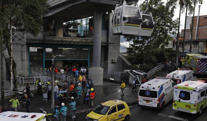 Rescatistas trabajan en la zona donde una cabina del sistema de transporte Metrocable cayó este 26 de junio de 2024 en Medellín.