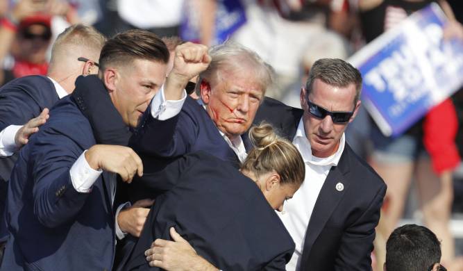 Trump es sacado del escenario por el servicio secreto después de un incidente durante un mitin de campaña en el Butler Farm Show Inc. este 13 de julio.
