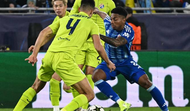 El futbolista panameño, César Blackman (der.), durante el encuentro contra el Dinamo Zagreb.