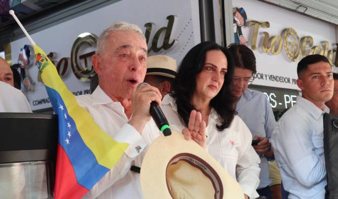 El expresidente de Colombia Álvaro Uribe (i) (2002-2010) habla junto a la senadora colombiana María Fernanda Cabal (c) este sábado durante una concentración en Cúcuta.