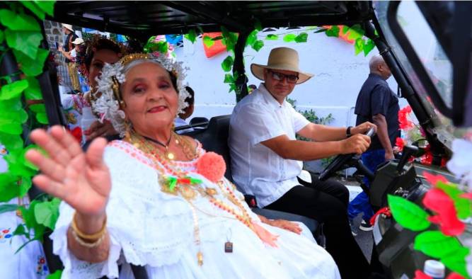 El desfile de las Mil Polleras crece cada año, reuniendo a miles de empolleradas.