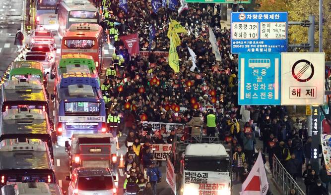 Miles de manifestantes marcharon hacia la oficina de Yoon en la capital de Corea del Sur la noche del 4 de diciembre.