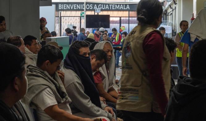 Personas llegan a la Fuerza Aérea de Guatemala deportados desde Estados Unidos este viernes, en Ciudad de Guatemala.