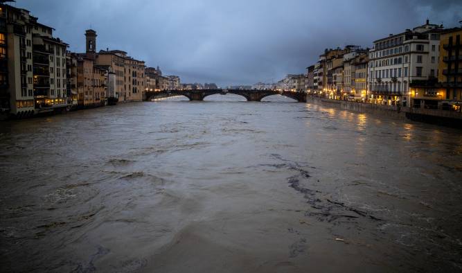 Las fuertes lluvias hicieron crecer los ríos e inundaron calles en una zona cercana a Florencia, con las autoridades emitiendo una alerta roja por condiciones meteorológicas para la histórica ciudad italiana.