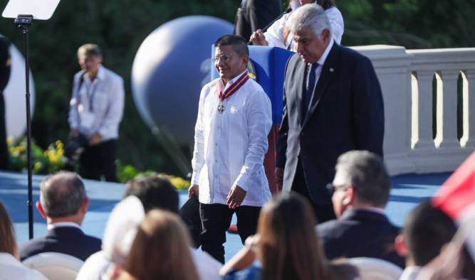 El trabajador Miguel Guerra Santos junto al presidente de la República, José Raúl Mulino.