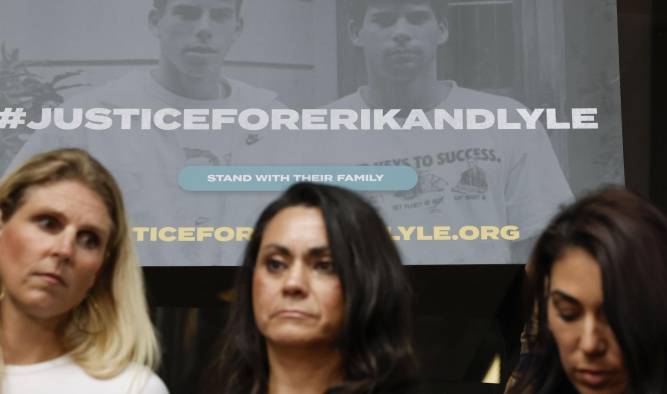 Fotografía del 16 de octubre de 2024 de integrantes de la familia de Erik y Lyle Menéndez, durante una rueda de prensa para pedir su libertad, en el Centro de Justicia Penal Clara Shortridge Foltz, en Los Ángeles.