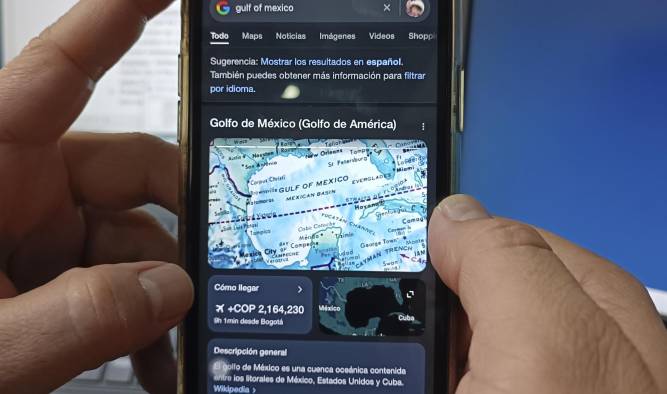 Una persona revisa la ubicación del Golfo de México en un teléfono iPhone este miércoles 12 de febrero en la ciudad de Bogotá.