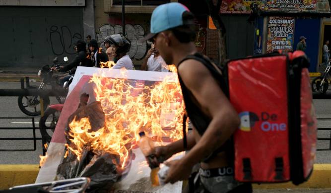En la tarde de este lunes cientos de venezolanos se han manifestado en Caracas contra la proclamación de Nicolás Maduro.