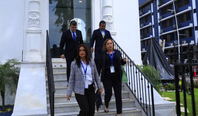 Equipo legal del Ministerio de Educación saliendo de la Procuraduría General de la Nación.