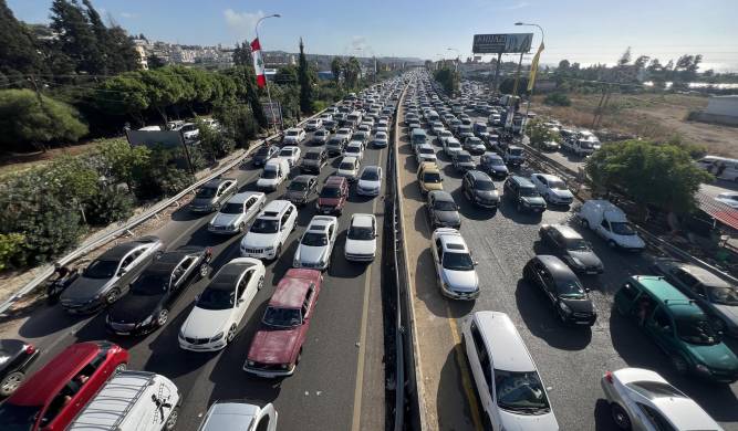 Libaneses en sus coches abandonan sus hogares en el sur del Líbano hacia las localidades de Sidón y Beirut, por la carretera Zahrani-Nabatieh, en la zona de Ghazieh.