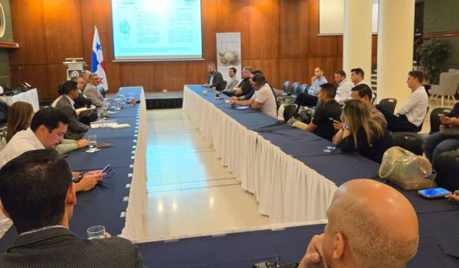 Durante el encuentro, se abordaron temas cruciales para el avance del sector solar en Panamá.