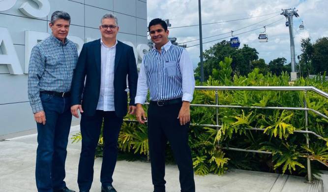 El ministro Orillac (centro) visita el teleférico Los Alcarrizos, en Santo Domingo, Rep. Dominicana.