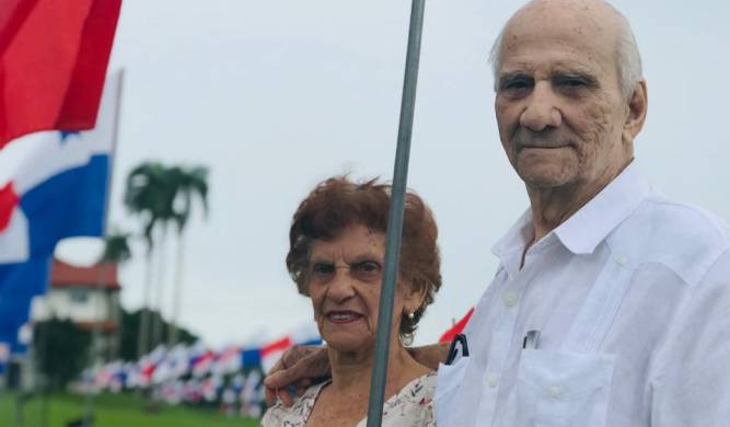 Álvaro Menéndez Franco junto a su esposa Elisa Aguirre de Menéndez Franco.