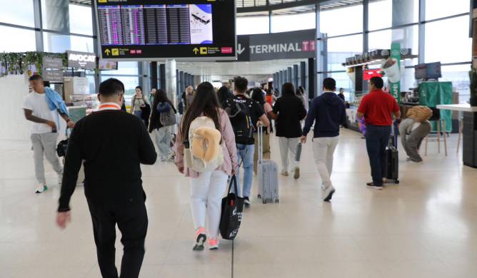 El aeropuerto mantiene un flujo diario promedio de 53.000 pasajeros.