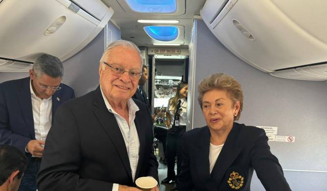 Los expresidentes de Costa Rica y Panamá en el vuelo hacía Venezuela.