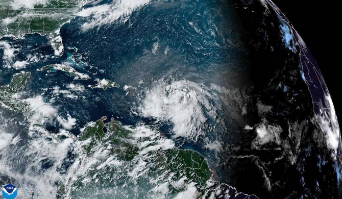 Fotografía satelital cedida este lunes por la Oficina Nacional de Administración Oceánica y Atmosférica (NOAA) a través del Centro Nacional de Huracanes (NHC) de Estados Unidos donde se muestra la localización de la tormenta tropical Ernesto en el Atlántico.