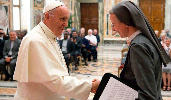 El Papa Francisco y Sor Simona Brambilla en un encuentro en el Vaticano.