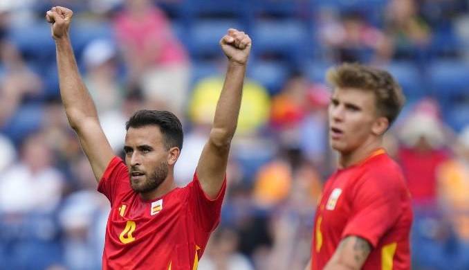 El fútbol español que vive un gran momento presentó su candidatura con una trabajada victoria 2-1 ante Uzbekistán.