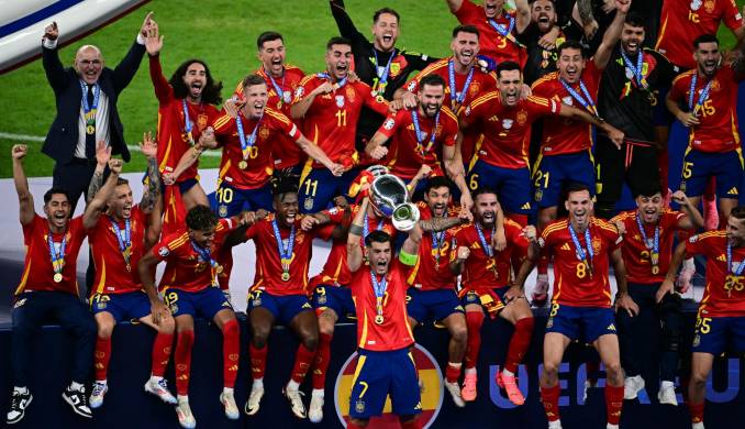 El seleccionado de España celebrando el cuarto título de la Eurocopa en su historia.