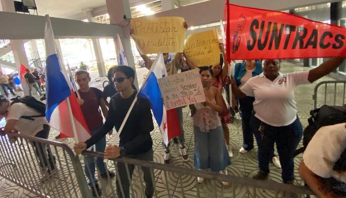 La Policía Nacional ubicó dos unidades de control de multitudes frente al SPA, puesto que había estudiantes manifestándose a las afueras del edificio.