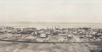 Esta fotografía de 1913 muestra la ciudad de Colón con los tres sectores en que se dividía: Cristóbal, el de las casas del alquiler al centro, y de las viviendas de la élite al norte. Se puede apreciar también tanto el puerto de Colón, al centro, como las nuevas instalaciones portuarias de Cristóbal, al lado izquierdo de la foto.