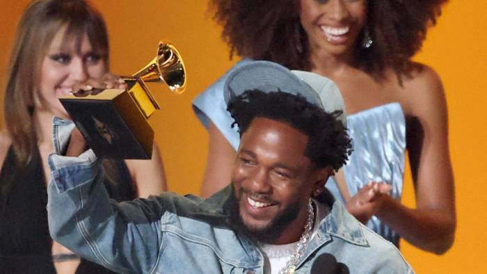 El estadounidense Kendrick Lamar venció en las categorías de mejor canción rap, mejor video musical y mejor interpretación de rap con su ubicuo éxito “Not Like Us”.